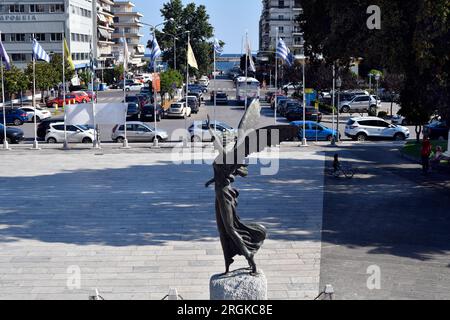 Kavala, Griechenland - 13. Juni 2023: Statue der Göttin Nike im öffentlichen Stadtpark alias Iroon Park mit Blick auf den Hafen Stockfoto