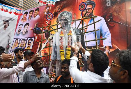Mumbai, Indien. 10. Aug. 2023. Fans des indischen Filmdarstellers Rajinikanth sprühen Milch auf sein Poster, um die Veröffentlichung seines neuen Films „Gefängniswärter“ in Mumbai zu feiern. (Foto: Ashish Vaishnav/SOPA Images/Sipa USA) Guthaben: SIPA USA/Alamy Live News Stockfoto