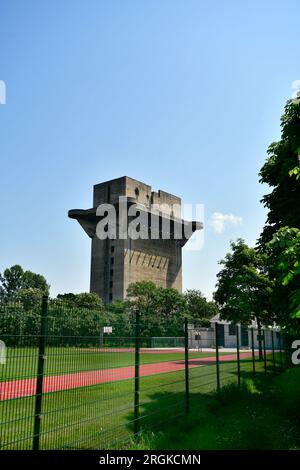 Österreich, der öffentliche Augartenpark mit einem der beiden Flakentürme aus dem 2. Weltkrieg, eine grüne Oase im Wiener Bezirk 2., Heimat des Wiener B Stockfoto