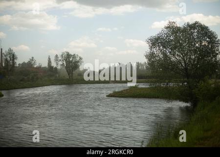 Wind auf See. Das Wetter ändert sich im Sommer. Wellen auf dem Wasser. Teich in der Stadt. Sturmwarnung. Stockfoto