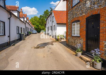 Häuser auf der Village Street, Audley End, führt zum St Marks College in der Nähe von Audley End House, Saffron Waldron Stockfoto