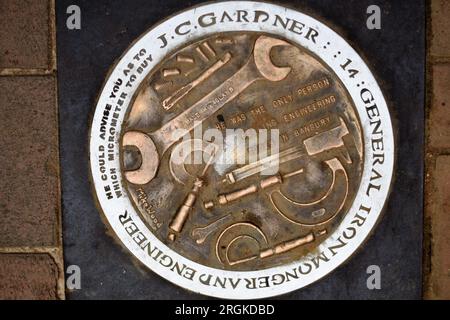 Bronze und Stahl auf der Parson's Street in Banbury – hier findet J.C. Gardner, Eisenmonteur und Ingenieur, seine Geschäfte. Stockfoto