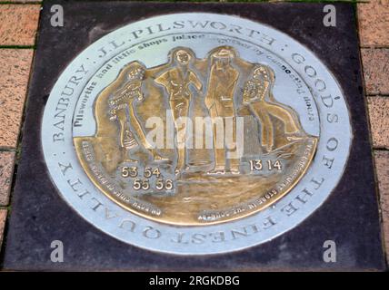 Bronze- und Stahlmarkierung auf der Parson's Street in Banbury - Markierung der historischen Lage der J.L. Pilsworth-Sammlung von Geschäften in Banbury Old Twon Stockfoto