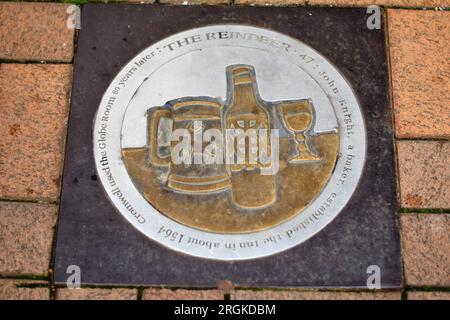 Bronze- und Stahleinlage in Parson's Street, Banbury - ein Zeichen für die Geschichte des YE Olde reine Deer Inn, Banbury Stockfoto