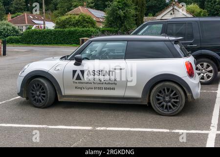 Logo und Name der Baukontrolle auf der Seite eines Miniautos. Stockfoto