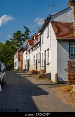 Häuser auf der Village Street, Audley End, führt zum St Marks College in der Nähe von Audley End House, Saffron Waldron Stockfoto