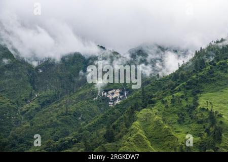 Atemberaubende grüne Landschaft mit Foggy Mountains und Wasserfällen während Monsoon in Nepal Stockfoto