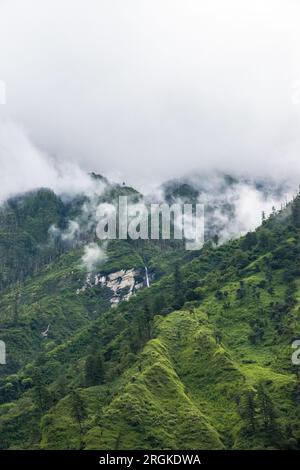 Atemberaubende grüne Landschaft mit Foggy Mountains und Wasserfällen während Monsoon in Nepal Stockfoto