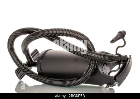 Eine Handpumpe aus Kunststoff, Makro, isoliert auf weißem Hintergrund. Stockfoto