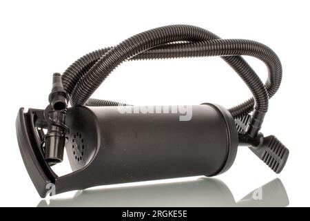 Eine Handpumpe aus Kunststoff, Makro, isoliert auf weißem Hintergrund. Stockfoto