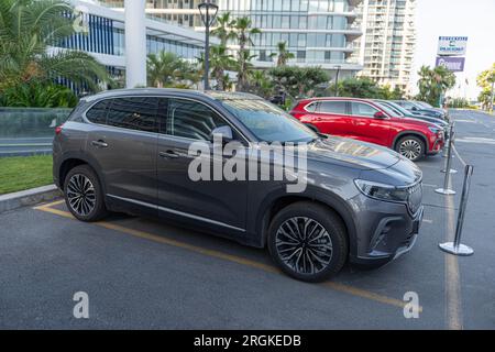 ISTANBUL, TÜRKEI - 25. MÄRZ 2023: TOGG T10X Car Stand im TOGG Experience Center. Die Automobile Enterprise Group der Türkei, kurz Togg, ist eine Türkei Stockfoto