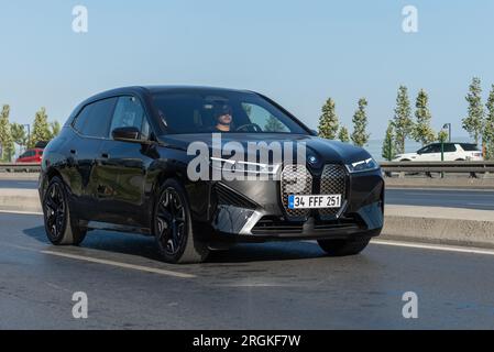 ISTANBUL - 3. AUGUST 2023: BMW ix M60 Elektro-Hochleistungs-SUV auf der Autobahn. Stockfoto