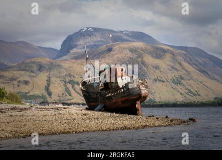 Wrack des mv-Fischerboots im corpach Fort william mit ben nevis Beyond Stockfoto