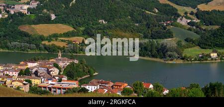 il paese di Mercatale affacciato sull'omonimo lago Stockfoto