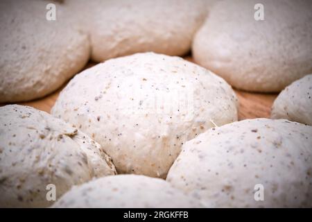 Fotodetail von Sauerteig, der zum Backen bereit ist Stockfoto