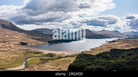 loch tulla mit Blick nach Westen in Richtung der Brücke von orchy mit erhöhtem Panoramablick Stockfoto