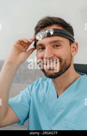 Der HNO-Arzt am modernen Medizinischen Zentrum. Porträt eines Audiologen zur Beurteilung von Hörstörungen. Ohrmodell auf dem Tisch. Kopieren Sie Sapce Stockfoto