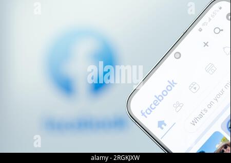 New York, USA - 6. August 2023: Öffnen Sie die Facebook-App auf dem Smartphone-Bildschirm in Nahaufnahme mit verschwommenem Logo-Hintergrund Stockfoto