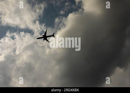 Flugzeug am Himmel. Flug in den Wolken. Luftverkehr. Ein Flugzeug, das hoch in den Himmel fliegt. Stockfoto