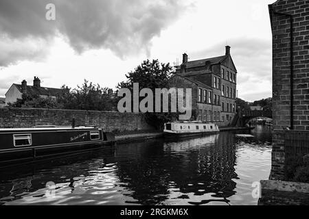 SKIPTON CANAL UND BARGES TOR ZU DEN DALES NORTH YORKSHIRE Stockfoto