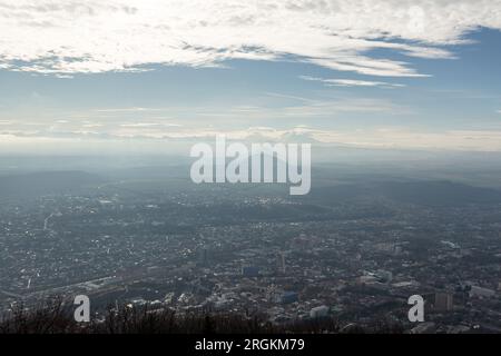 Schönes Panorama mit Treppen zu den Bergen und der Stadt Pyatigorsk vom Berg Maschuk. Stawropol Region, Russland. Februar 2019 Stockfoto