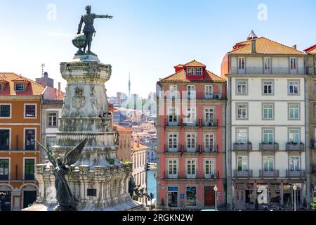 06.22.2023. Porto, Portugal: Wunderschöne, farbenfrohe Gebäudefassade in Porto Portugal mit Azulejo-Fliesen. Stockfoto