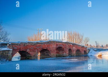 Eckington Bridge und der gefrorene Fluss Avon am ersten Weihnachtsfeiertag 2010 mit einer Temperatur von -12C, Worcestershire Stockfoto