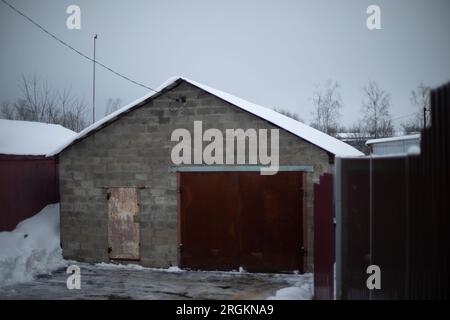 Garage für den Transport. Betonhaus. Rostige Tore. Garagenblock. Riddach. Stockfoto