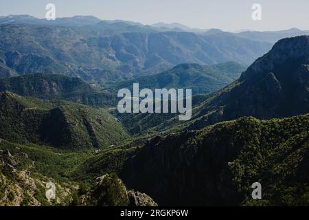 Herrlicher Blick auf die Berge in Bosnien und Herzegowina an einem sonnigen Tag. Berglandschaft. Stockfoto