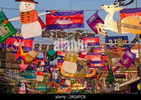 Siem Reap, Kambodscha, 22. Dezember 2018. Die Straßen Kambodschas sind mit festlichen Dekorationen und Weihnachtsgirlanden geschmückt. Stockfoto