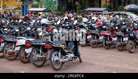 Siem Reap, Kambodscha, 22. Dezember 2018. Ein Meer von Rollern auf dem typischen asiatischen Parkplatz. Stockfoto