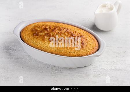 Frisch zubereiteter Mannik, Grießkuchen in Form von Sauerrahm auf hellgrauem Hintergrund Stockfoto