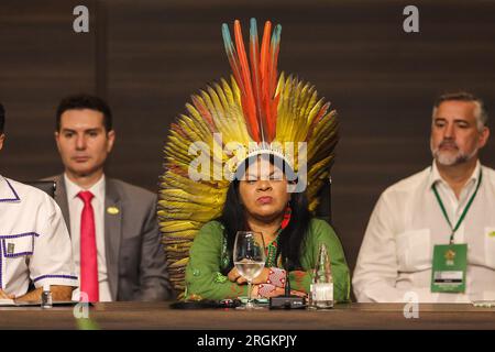 Belem, Brasilien. 08. Aug. 2023. Sonia Guajajara (m.), Ministerin der indigenen Völker Brasiliens, nimmt an einem Gipfeltreffen der Staats- und Regierungschefs der südamerikanischen Amazonasländer Teil. Die Ergebnisse des Amazonas-Gipfels wurden von Vertretern der indigenen Völker mit Enttäuschung begrüßt. Kredit: Filipe Bispo/dpa/Alamy Live News Stockfoto