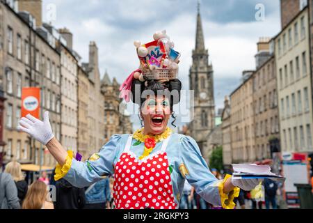 Edinburgh, Schottland, Großbritannien. 10. August 2023. Straßenkünstler unterhalten heute die Öffentlichkeit auf der Royal Mile in der Altstadt von Edinburgh. Bild; Darsteller von Show Tickle. Iain Masterton/Alamy Live News Stockfoto