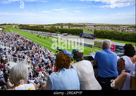 Brighton UK 10. August 2023 - Rennfahrer genießen das heiße, sonnige Wetter am Brighton Races Ladies Day während des Star Sports 3 Day Festival of Racing : Credit Simon Dack / Alamy Live News Stockfoto