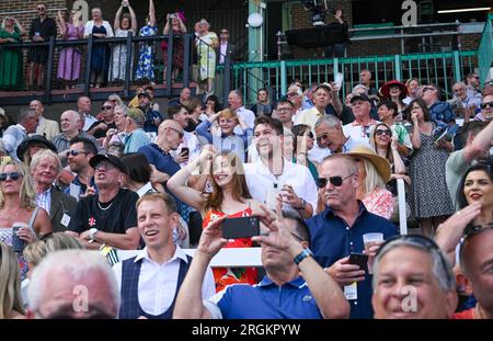 Brighton UK 10. August 2023 - Rennfahrer genießen das heiße, sonnige Wetter am Brighton Races Ladies Day während des Star Sports 3 Day Festival of Racing : Credit Simon Dack / Alamy Live News Stockfoto