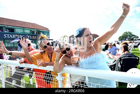 Brighton UK 10. August 2023 - Rennfahrer genießen das heiße, sonnige Wetter am Brighton Races Ladies Day während des Star Sports 3 Day Festival of Racing : Credit Simon Dack / Alamy Live News Stockfoto