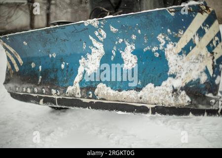 Schneeschaufel. Schneeaufbaugeräte. Schneeschranke. Straßenschaber. Stockfoto