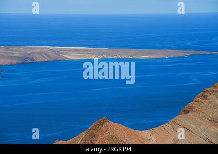 Casas de Pedro Barba (Insel La Graciosa) aus Sicht von Riscos de Famara (Insel Lanzarote), der Provinz Las Palmas, den Kanarischen Inseln, Spanien. Stockfoto