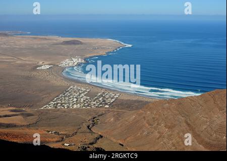 La Caleta de Famara Seen von Riscos de Famara. Lanzarote, Las Palmas, Kanarische Inseln, Spanien. Stockfoto