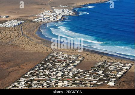 La Caleta de Famara von Riscos de Famara aus gesehen. Lanzarote, Las Palmas, Kanarische Inseln, Spanien. Stockfoto