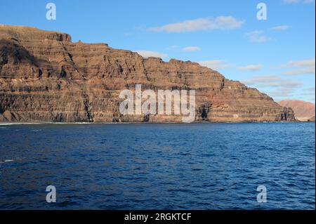 Riscos de Famara von der Insel La Graciosa aus gesehen. Lanzarote, Las Palmas, Kanarische Inseln, Spanien. Stockfoto