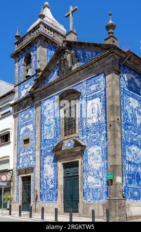 Kapelle der Seelen capela das almas mit wunderschöner blauweißer Azulejo-Fliesenfassade in Porto Portugal. Stockfoto