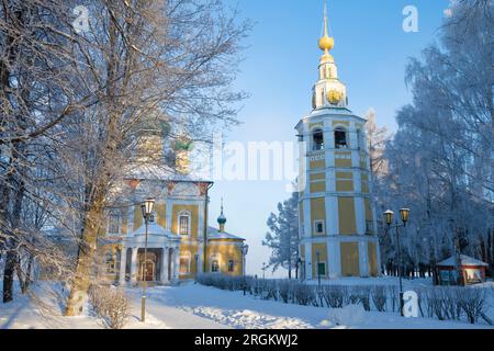 UGLICH, RUSSLAND - 7. JANUAR 2023: In der alten Kathedrale der Verklärung des Erretters an einem frostigen Januartag. Uglich Kreml Stockfoto