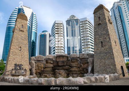 GROSNY, RUSSLAND - 14. JUNI 2023: Bergschutztürme vor dem Hintergrund des modernen Geschäftszentrums „Grosny City“ Stockfoto