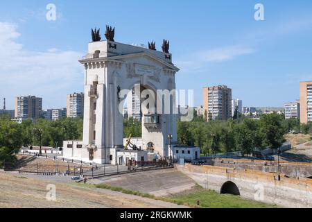 WOLGOGRAD, RUSSLAND - 15. JUNI 2023: Der Bogen der ersten Schiffsschleuse des Wolga-Don-Kanals in der Stadtlandschaft an einem sonnigen Juni-Tag Stockfoto