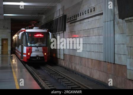 WOLGOGRAD, RUSSLAND - 15. JUNI 2023: Schnellbahn (Metrotram) fährt vom Tunnel zum Bahnhof Komsomolskaya ab Stockfoto