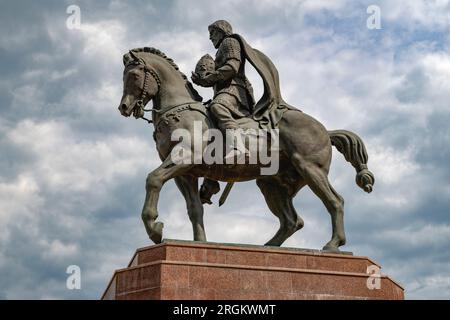 RYAZAN, RUSSLAND - 16. JUNI 2023: Denkmal für Großherzog Oleg Ryazansky vor dem Hintergrund eines bewölkten Himmels Stockfoto