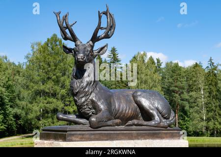 PAVLOVSK, RUSSLAND - 10. JULI 2023: Skulptur eines Hirsches auf der Hirschbrücke an einem sonnigen Juli-Tag. Pavlovsk Palace Park. Umgebung von St. Petersburg Stockfoto