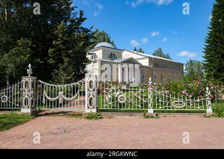 PAVLOVSK, RUSSLAND - 10. JULI 2023: Antiker Zaun des Rosenpavillons im Pavlovsky Park an einem sonnigen Juli-Tag. Umgebung von St. Petersburg Stockfoto